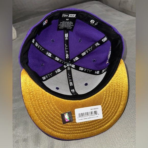 Men's Los Angeles Lakers New Era Purple Shield 59FIFTY Fitted Hat - Picture 14 of 15